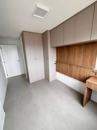 Lindo apartamento mobiliado de 02 quartos com suíte e garagem.