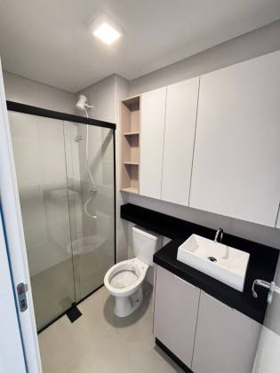 Lindo apartamento mobiliado de 02 quartos com suíte e garagem.