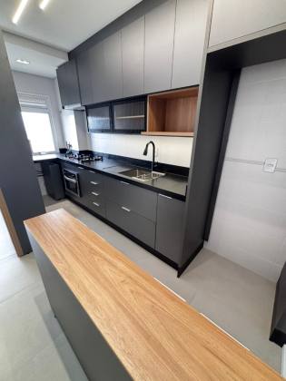Lindo apartamento mobiliado de 02 quartos com suíte e garagem.