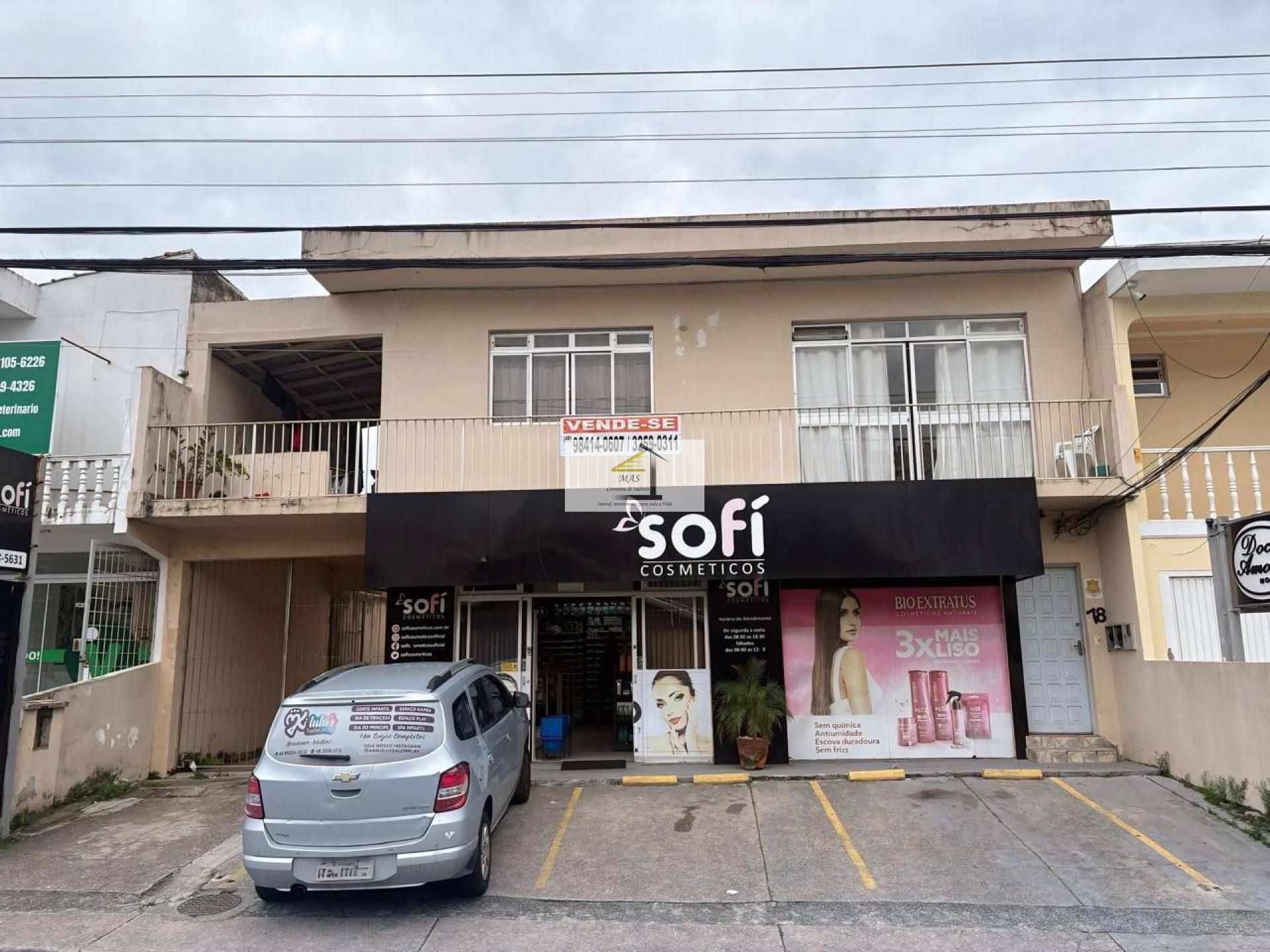 Imóvel comercial completo: Salas, Estacionamento privativo e Apartamento em CAPOEIRAS.