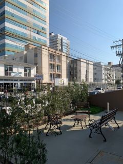 Apartamento bem localizado de 02 quartos na Av Central do Kobrasol