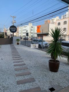 Apartamento bem localizado de 02 quartos na Av Central do Kobrasol