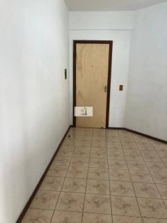 Apartamento bem localizado de 02 quartos na Av Central do Kobrasol