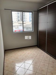 Apartamento bem localizado de 02 quartos na Av Central do Kobrasol