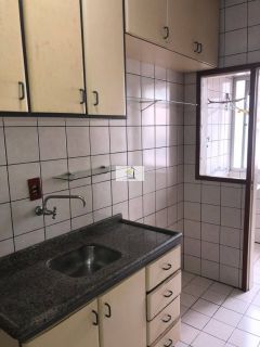 Apartamento bem localizado de 02 quartos na Av Central do Kobrasol
