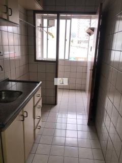 Apartamento bem localizado de 02 quartos na Av Central do Kobrasol