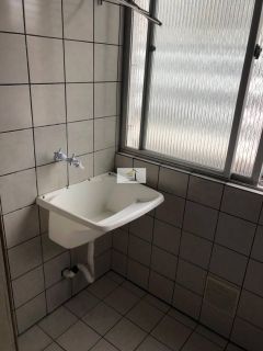 Apartamento bem localizado de 02 quartos na Av Central do Kobrasol