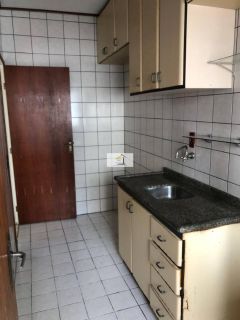 Apartamento bem localizado de 02 quartos na Av Central do Kobrasol