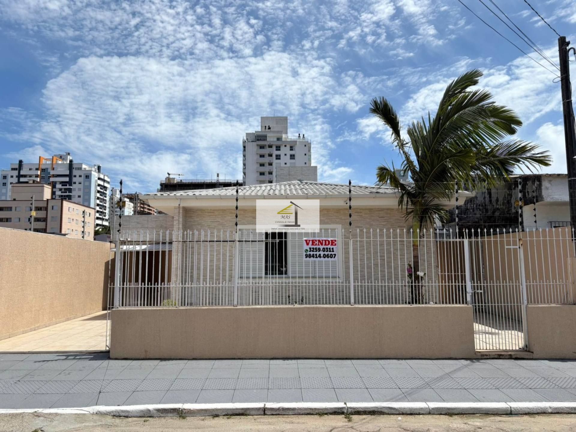 Linda casa à venda em excelente localização no Jardim Atlântico, Florianópolis/SC