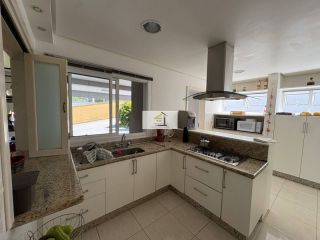 Linda casa de alto padrão com vista mar em Santo Antônio de Lisboa – Condomínio fechado