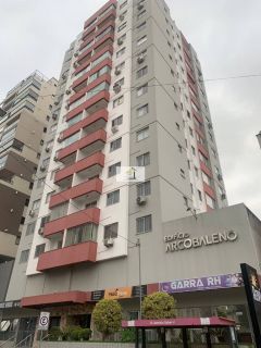 Lindo apartamento semi mobiliado de 02 quartos com GARAGEM em excelente localização.