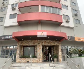 Lindo apartamento semi mobiliado de 02 quartos com GARAGEM em excelente localização.