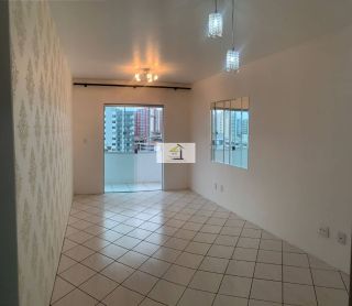 Lindo apartamento semi mobiliado de 02 quartos com GARAGEM em excelente localização.