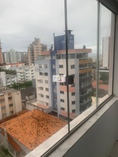 Lindo apartamento semi mobiliado de 02 quartos com GARAGEM em excelente localização.