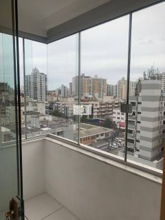 Lindo apartamento semi mobiliado de 02 quartos com GARAGEM em excelente localização.