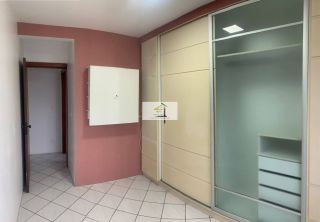 Lindo apartamento semi mobiliado de 02 quartos com GARAGEM em excelente localização.