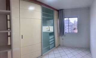 Lindo apartamento semi mobiliado de 02 quartos com GARAGEM em excelente localização.