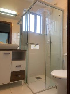 Lindo apartamento semi mobiliado de 02 quartos com GARAGEM em excelente localização.