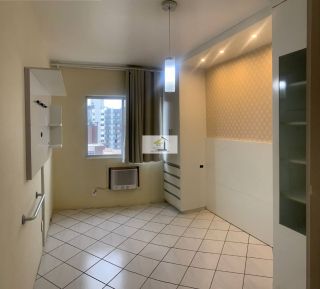 Lindo apartamento semi mobiliado de 02 quartos com GARAGEM em excelente localização.