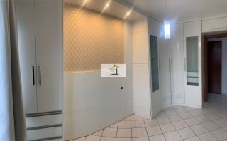 Lindo apartamento semi mobiliado de 02 quartos com GARAGEM em excelente localização.