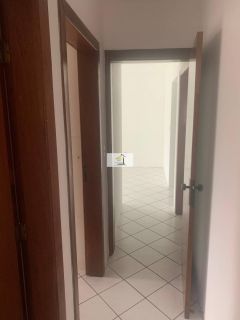Lindo apartamento semi mobiliado de 02 quartos com GARAGEM em excelente localização.