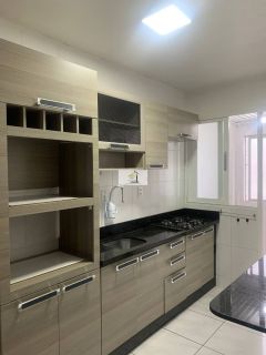 Lindo apartamento semi mobiliado de 02 quartos com GARAGEM em excelente localização.