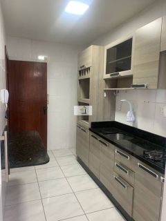 Lindo apartamento semi mobiliado de 02 quartos com GARAGEM em excelente localização.