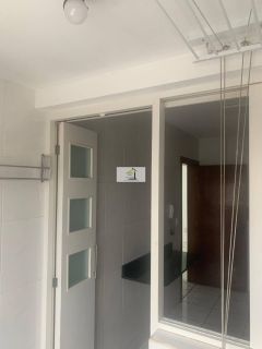 Lindo apartamento semi mobiliado de 02 quartos com GARAGEM em excelente localização.