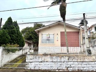 Oportunidade! Casa à venda com 3 dormitórios e quintal espaçoso em Capoeiras, Florianópolis