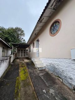 Oportunidade! Casa à venda com 3 dormitórios e quintal espaçoso em Capoeiras, Florianópolis