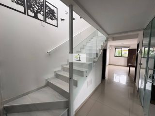 Sobrado à Venda no Ipiranga – 3 Dormitórios, Suíte e Amplo Quintal para Viver com Conforto