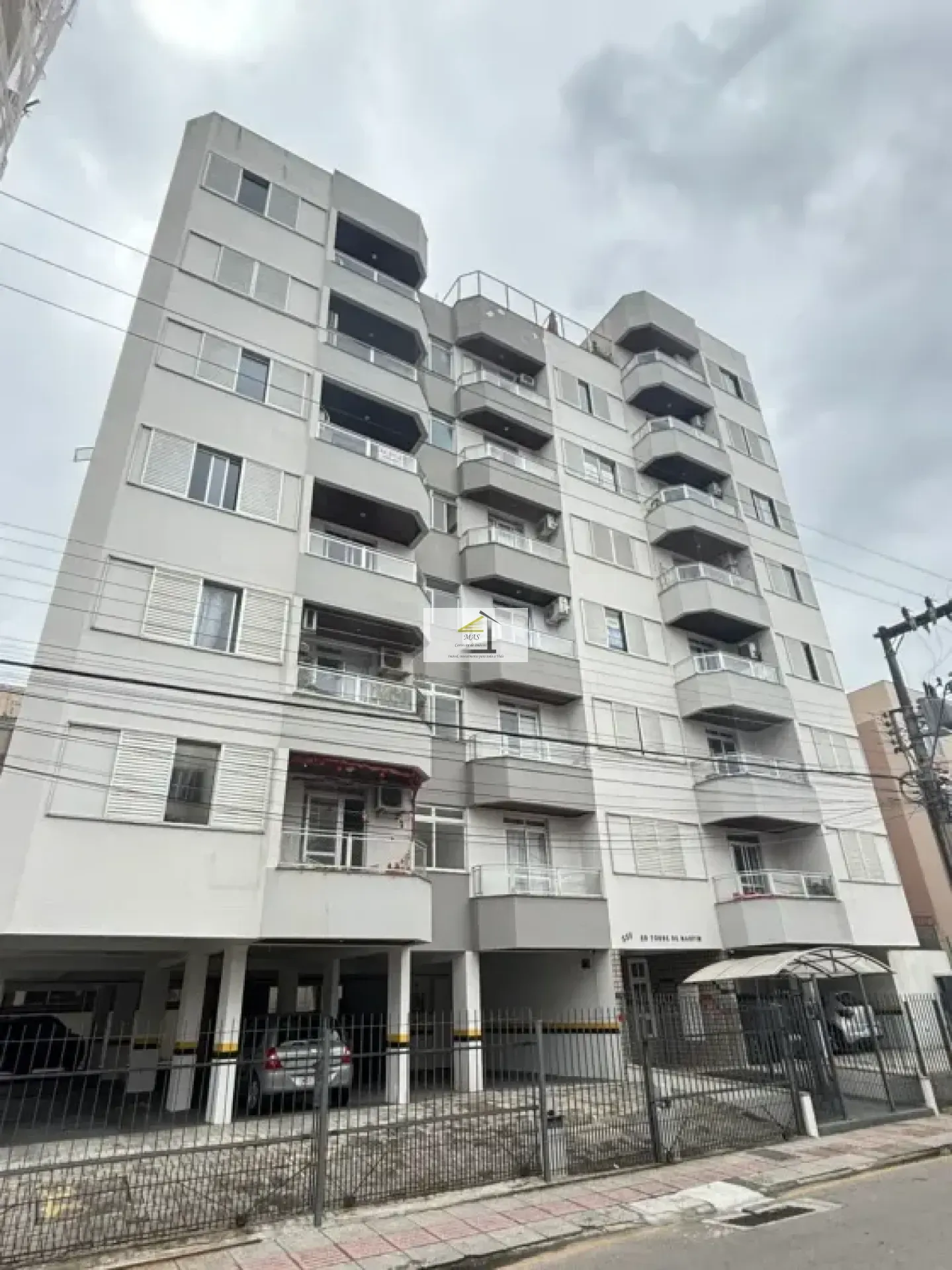 Apartamento de 2 Quartos com Sacada em Localização Privilegiada