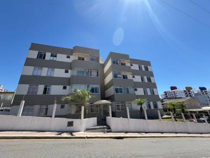 Apartamento com sacada e vista parcial para o mar na Praia Comprida – São José