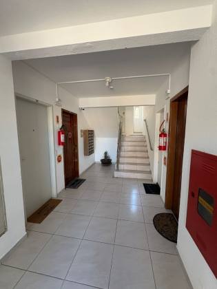 Apartamento com sacada e vista parcial para o mar na Praia Comprida – São José