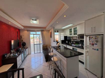 Apartamento com sacada e vista parcial para o mar na Praia Comprida – São José