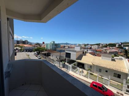 Apartamento com sacada e vista parcial para o mar na Praia Comprida – São José