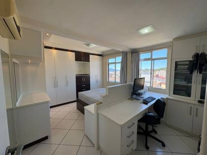 Apartamento com sacada e vista parcial para o mar na Praia Comprida – São José