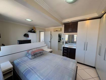 Apartamento com sacada e vista parcial para o mar na Praia Comprida – São José