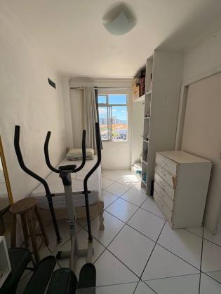 Apartamento com sacada e vista parcial para o mar na Praia Comprida – São José