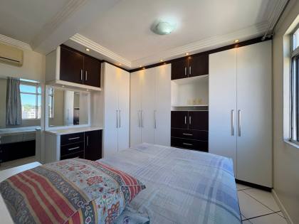 Apartamento com sacada e vista parcial para o mar na Praia Comprida – São José