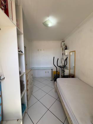 Apartamento com sacada e vista parcial para o mar na Praia Comprida – São José