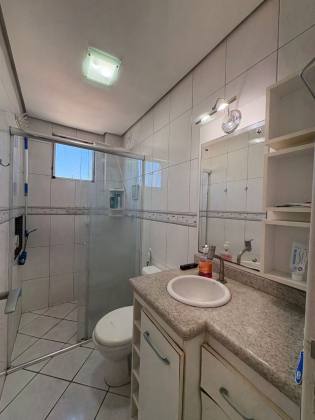 Apartamento com sacada e vista parcial para o mar na Praia Comprida – São José