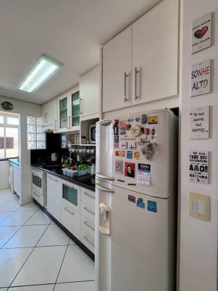 Apartamento com sacada e vista parcial para o mar na Praia Comprida – São José