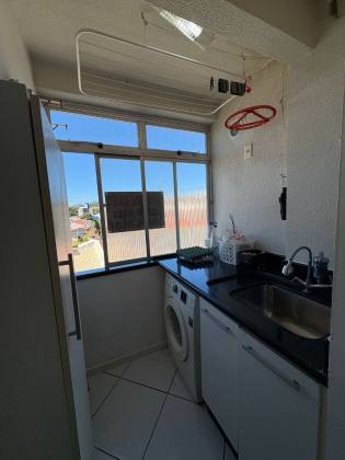 Apartamento com sacada e vista parcial para o mar na Praia Comprida – São José