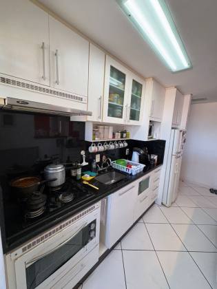 Apartamento com sacada e vista parcial para o mar na Praia Comprida – São José