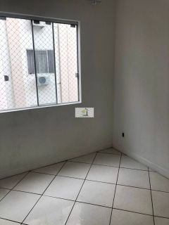 Apartamento bem localizado de 03 quartos no Kobrasol