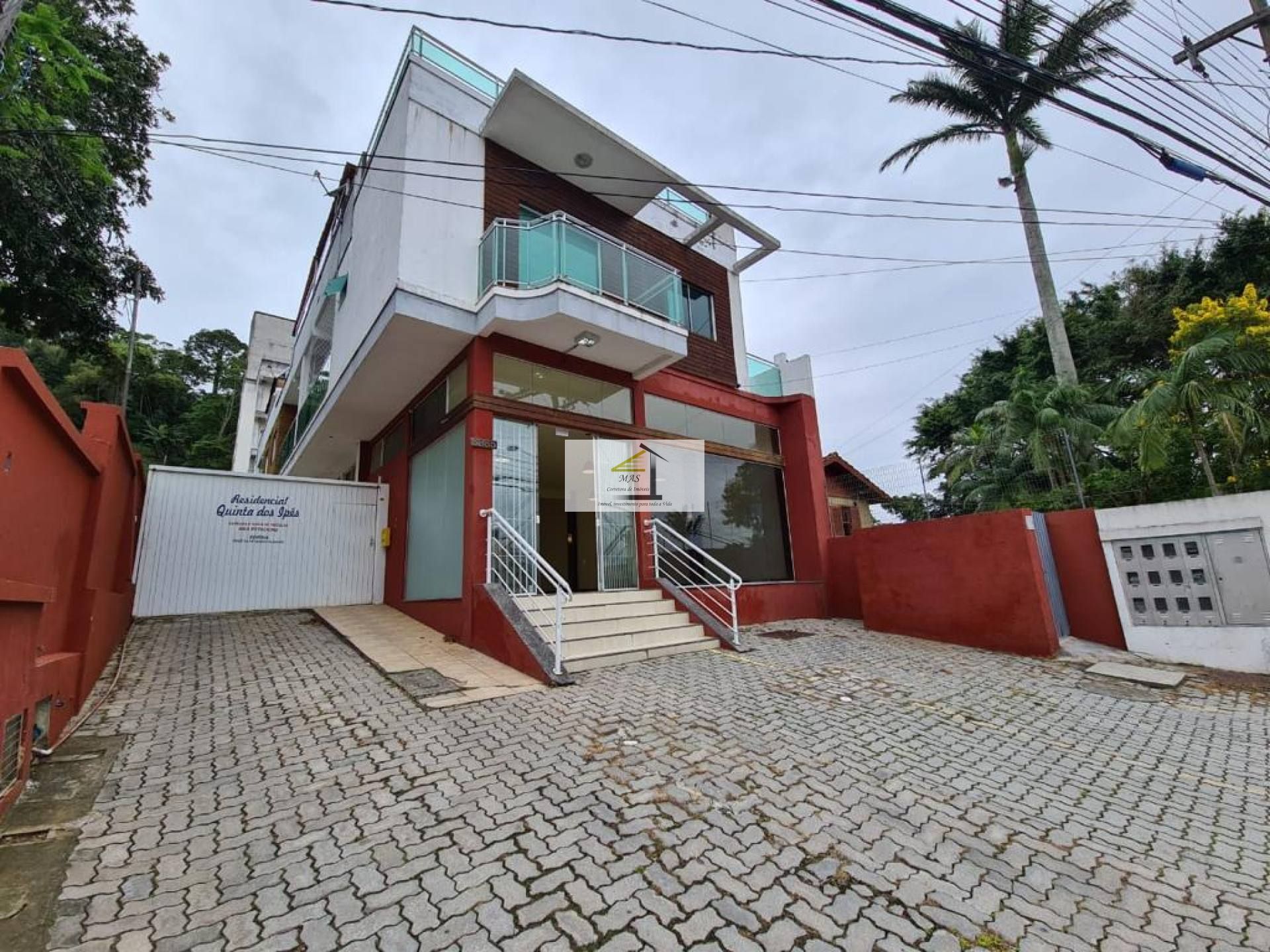 Linda loja comercial bem localizada com 200m² pronta para implantação de restaurante