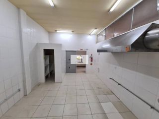 Linda loja comercial bem localizada com 200m² pronta para implantação de restaurante