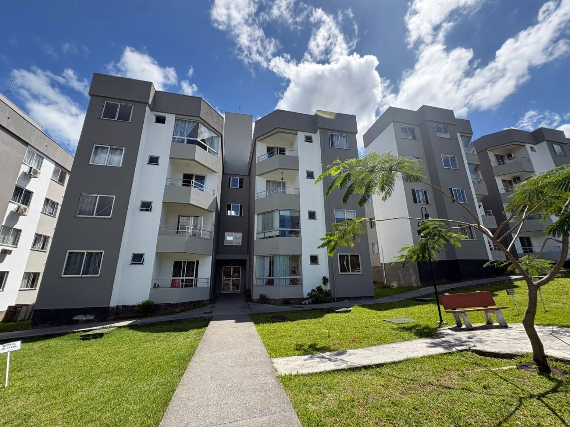 Excelente apartamento de 2 quartos com sacada no Caminho do Sol – Lazer completo em Palhoça