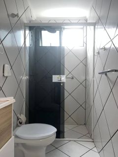 Imóvel bem localizado no Kobrasol de 2 quartos com garagem livre coberta!